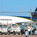 Desarrollo dramático a bordo: Avión sufre fallo técnico, motor se incendia y se desprenden, llevando a una tragedia que deja un saldo humano devastador.