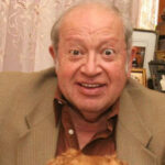 La Comedia Perdida: El Adiós Trágico del Maestro Eduardo Manzano, Legado Indelible en el Arte Escénico Nacional.