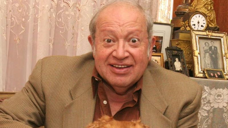 La Comedia Perdida: El Adiós Trágico del Maestro Eduardo Manzano, Legado Indelible en el Arte Escénico Nacional.