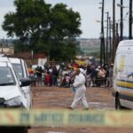 "Sudáfrica bajo shock: la tragedia del tiroteo que cobró la vida de diez personas y lleva a 11 sospechosos a enfrentar justicia"