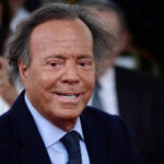 "La Verdad en Entredicho: Julio Iglesias niega las acusaciones de abuso sexual, pero ejemploadas aseguran que han vivido situaciones incómodas a su lado"