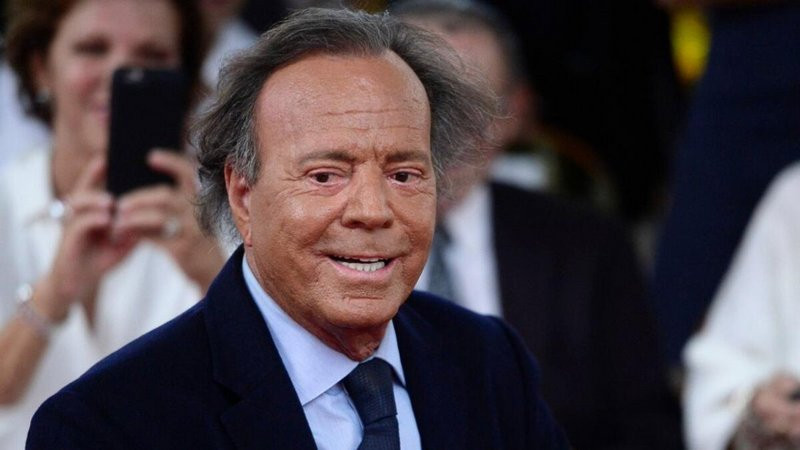 "La Verdad en Entredicho: Julio Iglesias niega las acusaciones de abuso sexual, pero ejemploadas aseguran que han vivido situaciones incómodas a su lado"