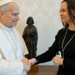 El Papa León XIV recibe a la destacada líder política venezolana María Corina Machado en un encuentro diplomático de alto nivel en el corazón del Vaticano
