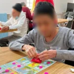 "La Justicia se Encuentra con la Humanidad: Sentencia Condena Abandono y Obliga a una Mujer a Pagar el Precio de su Indiferencia en el Caso de una Anciana Desamparada"