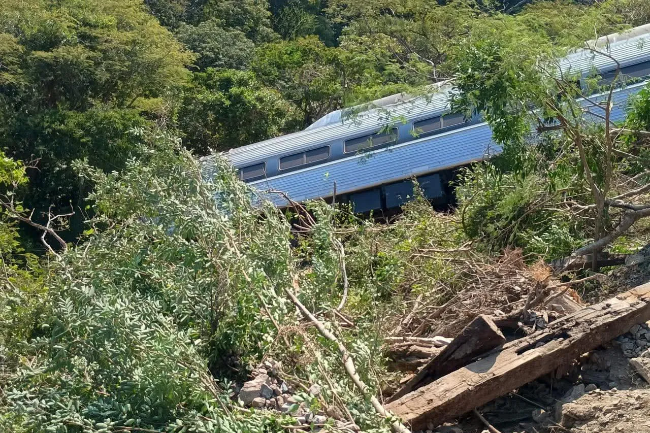 Desvíos y Dificultades: El Dramático Descarrilamiento del Tren Interoceánico Deja a Miles de Pasajeros Varados en Oaxaca