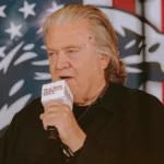 El Departamento de Justicia solicita desestimar las acusaciones contra Steve Bannon.