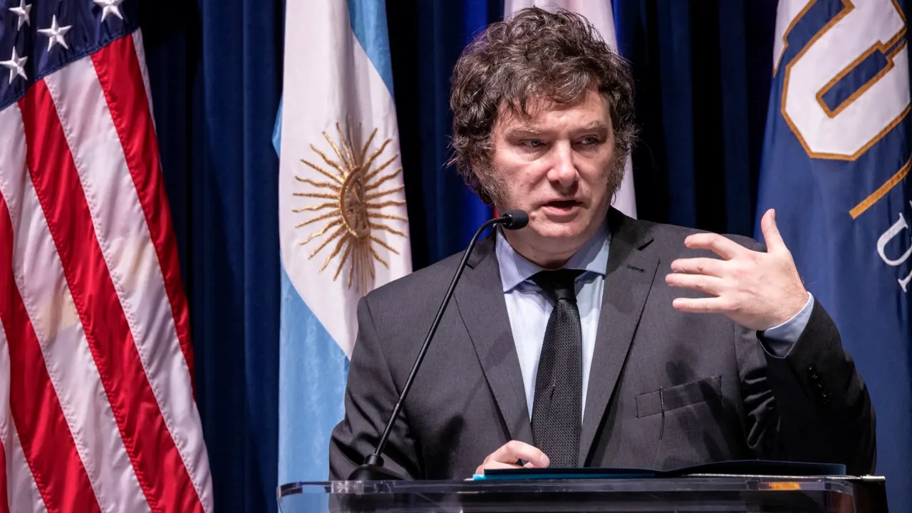 Presidente argentino Milei viaja a EU en un clima de alta conflictividad social por la reforma laboral