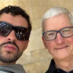CEO de Apple anuncia su apoyo al Super Bowl con Bad Bunny en una emotiva reunión.