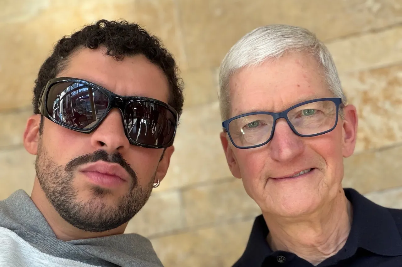 CEO de Apple anuncia su apoyo al Super Bowl con Bad Bunny en una emotiva reunión.