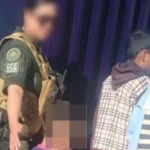 Arrestan a mujer por amarrar a su hijo a un árbol y golpearlo