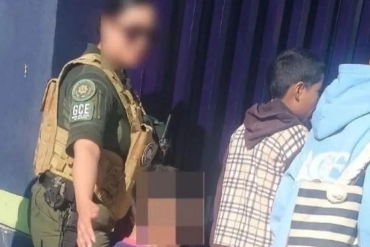 Arrestan a mujer por amarrar a su hijo a un árbol y golpearlo