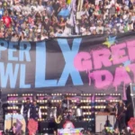 Green Day canta éxitos durante espectáculo de apertura del Super Bowl LX.