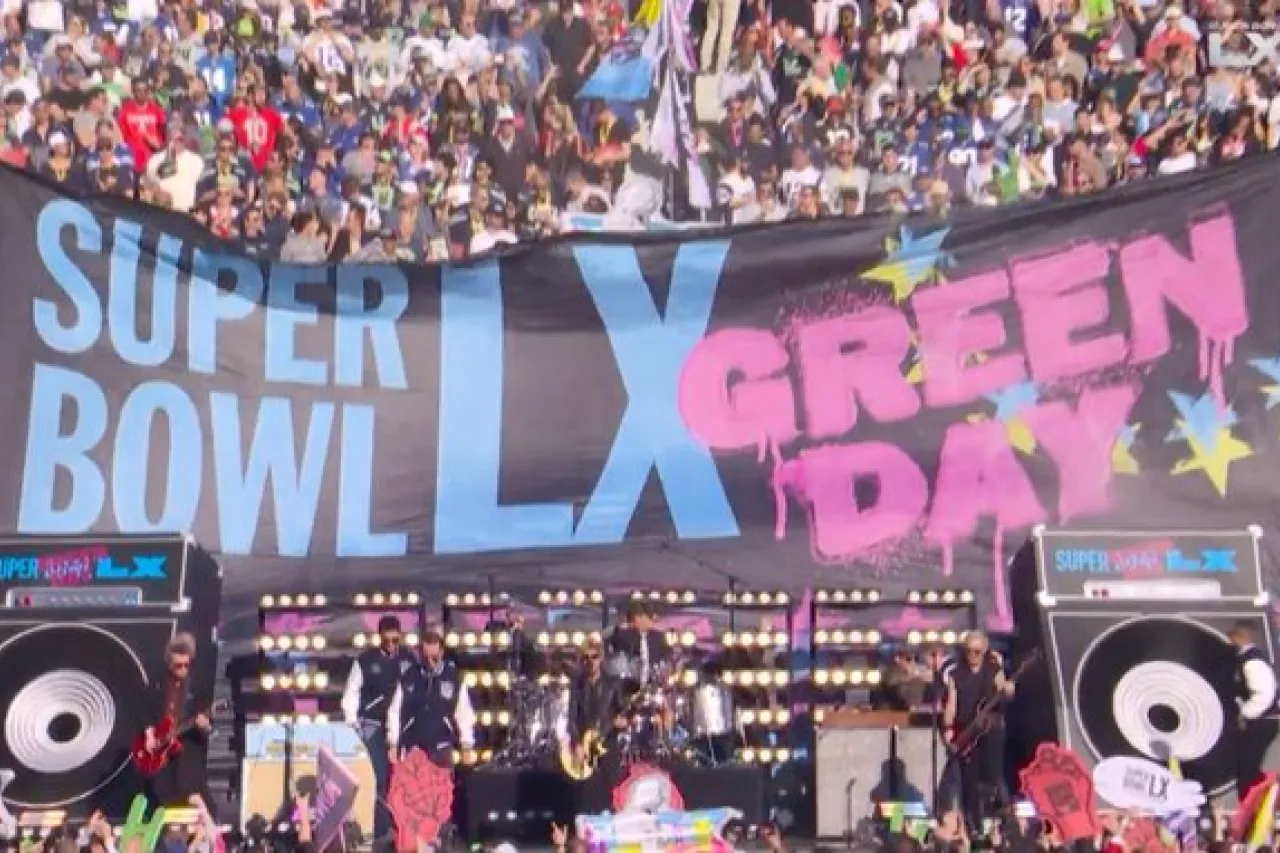 Green Day canta éxitos durante espectáculo de apertura del Super Bowl LX.