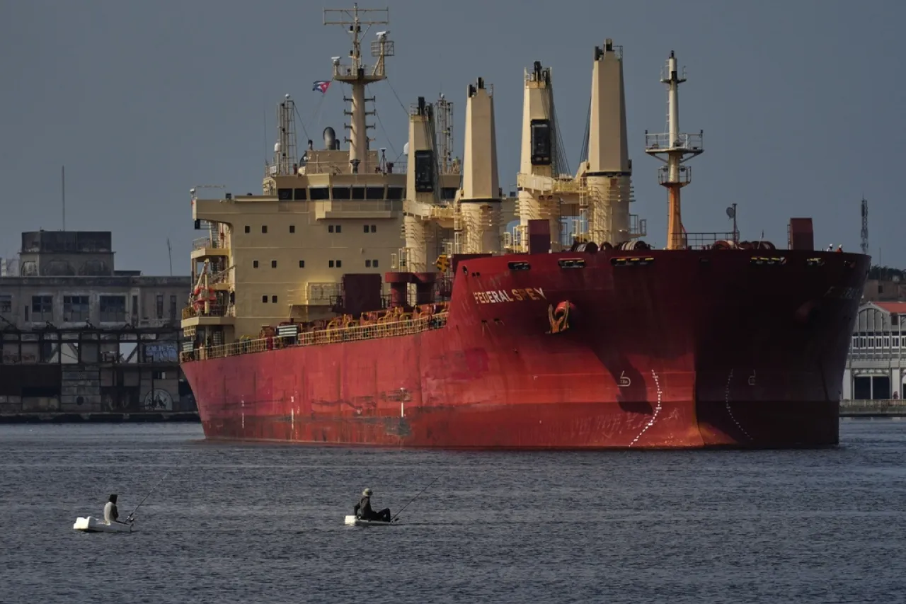 Trump afirma que México suspenderá envío de petróleo a Cuba