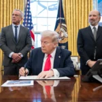 Trump firma orden para imponer nuevo arancel global de 10% tras bloqueo del Supremo; exenta bienes de Canadá y México bajo el TMEC